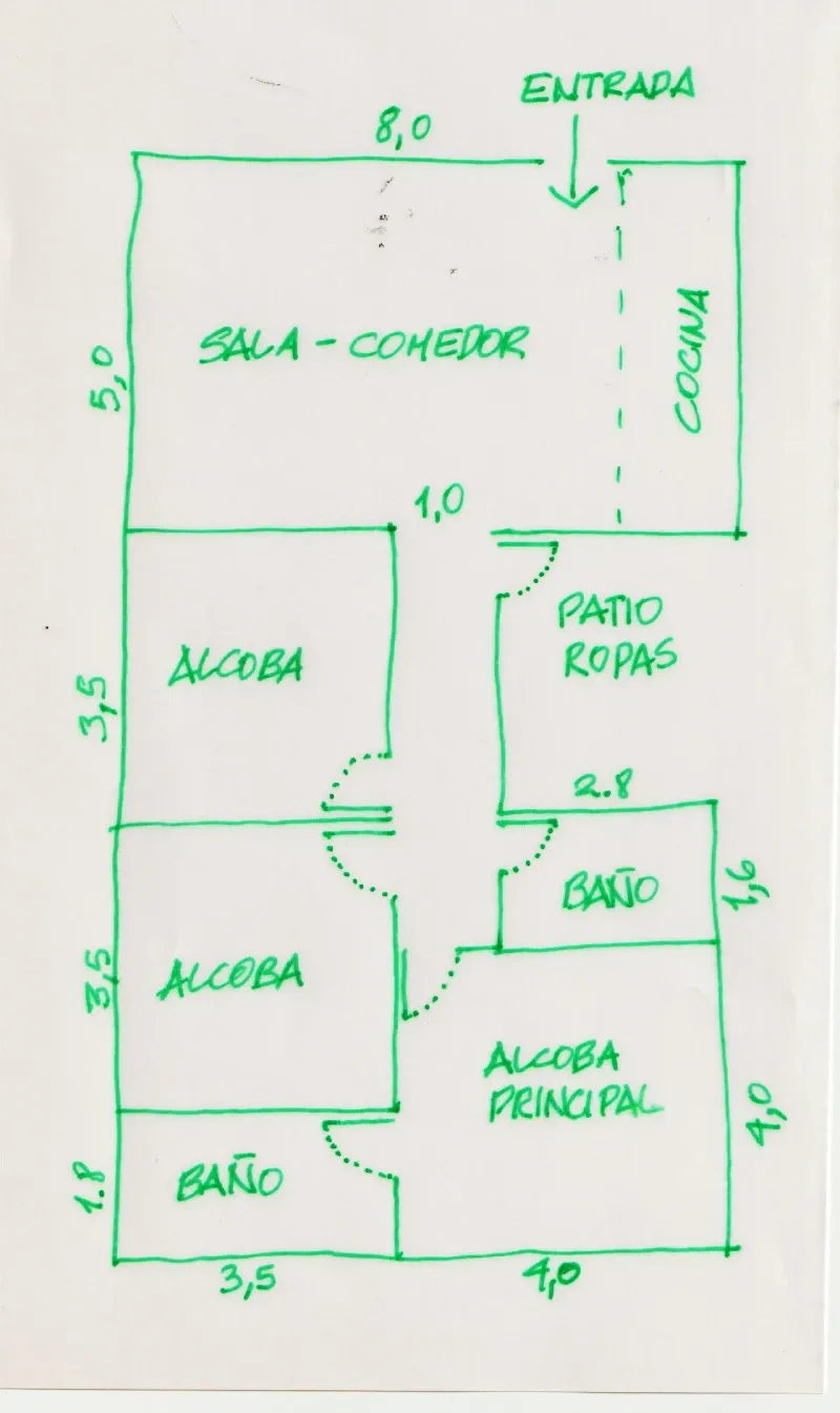 Croquis de una planta dibujado a mano con rotulador verde, con medidas