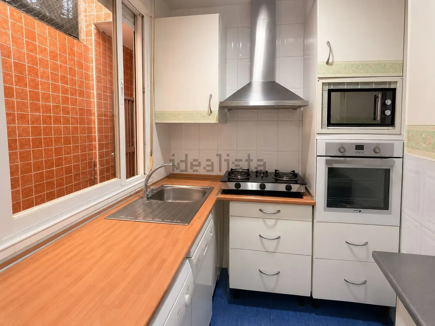 Foto real de una cocina antigua antes de la reforma virtual